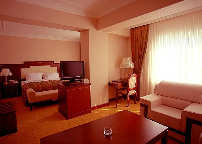 Latanya Palm & Airport Hotel