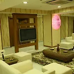 Latanya Palm & Airport
