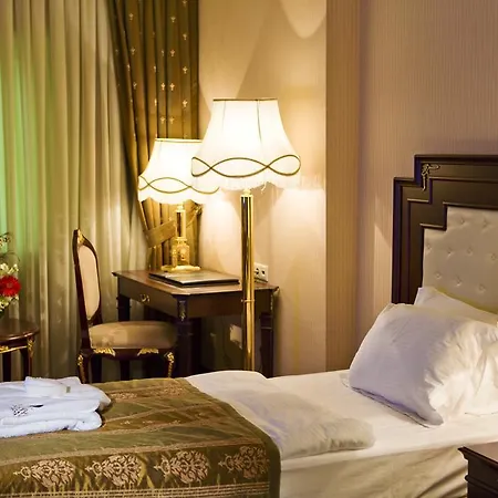 Latanya Palm & Airport 4*