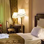Отель Latanya Palm & Airport 4*