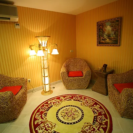 Latanya Palm & Airport Hotel 4*