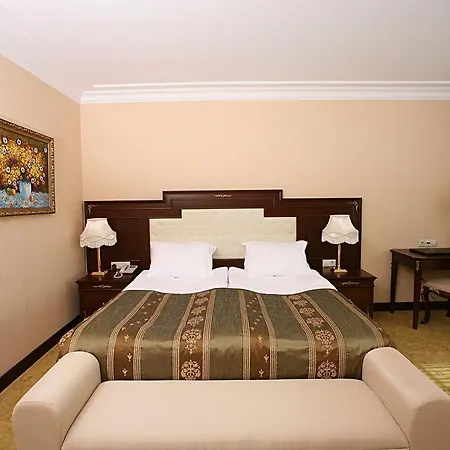 Hotel Latanya Palm & Airport