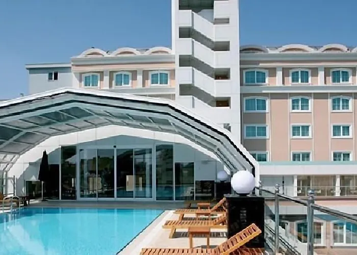 Latanya Palm & Airport Hotel